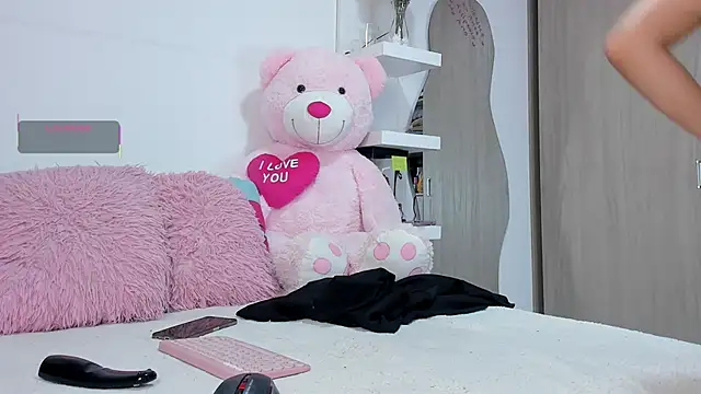 Snapshot of Queen_Antonella_Oficial chatting on 14, 1, 2026 Queen Antonella Oficial online show from 14, 1, 2026