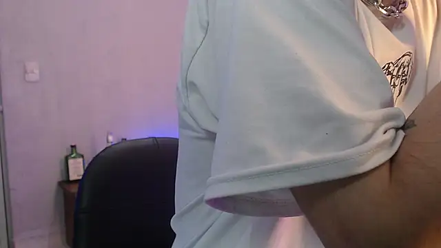 Snapshot of Andy_bapho chatting on 4, 1, 2025 Andy bapho online show from 4, 1, 2025