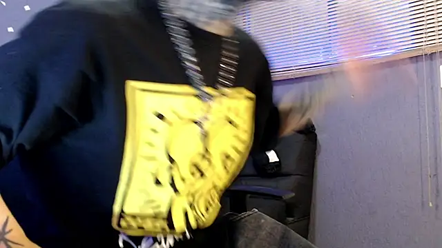 Snapshot of Andy_bapho chatting on 8, 10, 2025 Andy bapho online show from 8, 10, 2025