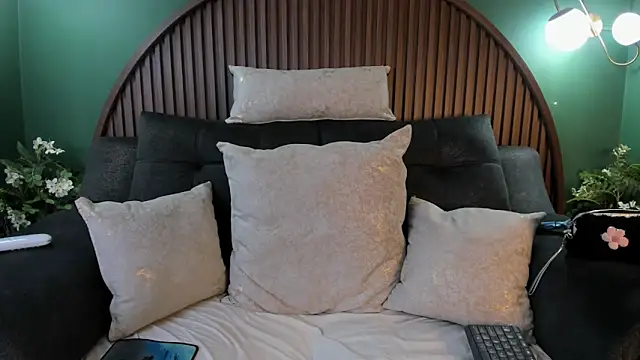 shannel  queen online show from 2, 4, 2026