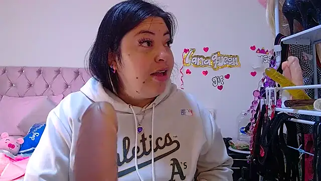 Snapshot of lanaqueen699 chatting on 6, 5, 2026 lanaqueen699 online show from 6, 5, 2026