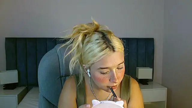 Snapshot of april_bunnyy chatting on 19, 3, 2025 april bunnyy online show from 19, 3, 2025