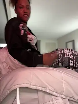 Snapshot of PrettyGal_Tingz chatting on 5, 2, 2025 PrettyGal Tingz online show from 5, 2, 2025