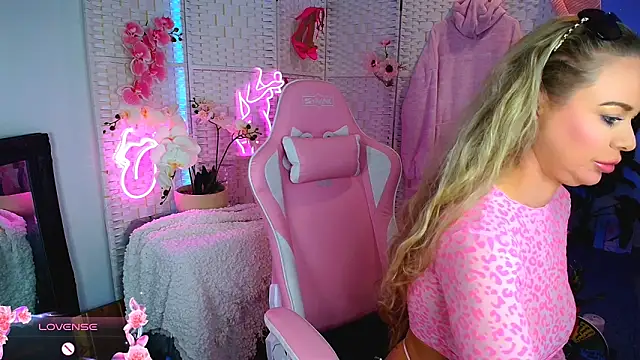 Snapshot of EllieKarrX chatting on 13, 1, 2025 EllieKarrX online show from 13, 1, 2025