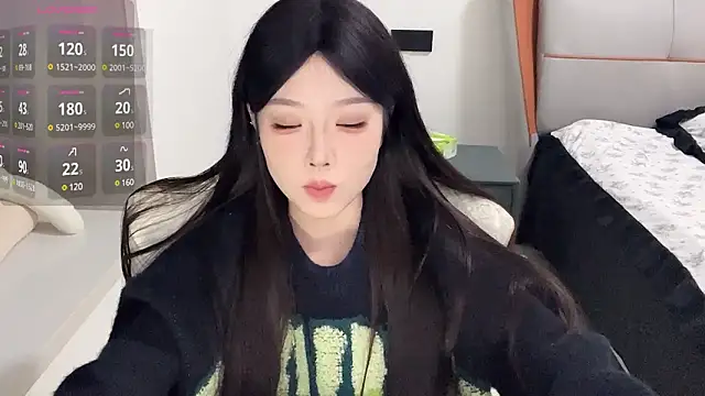 Snapshot of Q-ing chatting on 10, 12, 2024 Q-ing online show from 10, 12, 2024