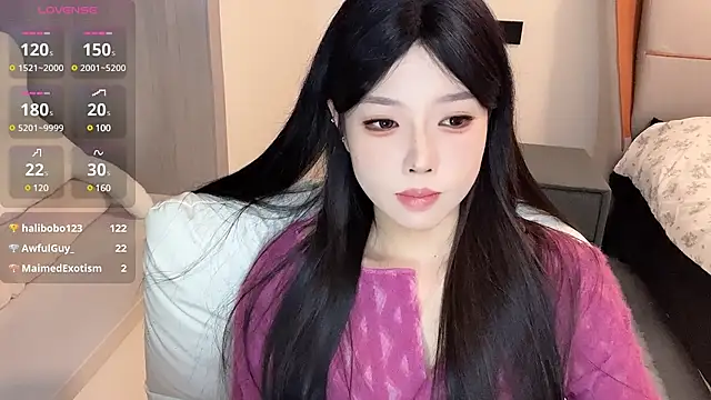 Snapshot of Q-ing chatting on 12, 12, 2024 Q-ing online show from 12, 12, 2024