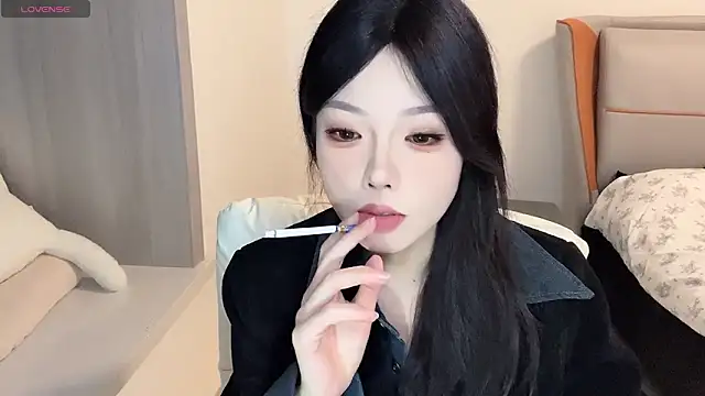 Snapshot of Q-ing chatting on 13, 12, 2024 Q-ing online show from 13, 12, 2024