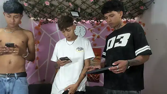 Snapshot of Fresahot2005 chatting on 3, 11, 2025 Fresahot2005 online show from 3, 11, 2025