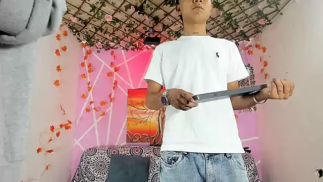 Fresahot2005 online show from 4, 12, 2025