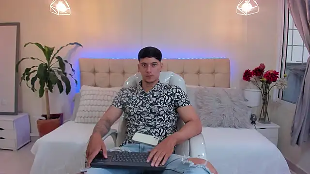 Cristopher strong online show from 13, 1, 2025