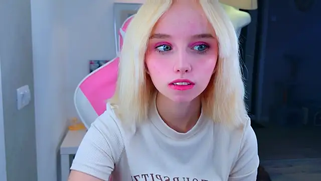 Snapshot of b4by_LoL1 chatting on 13, 4, 2026 b4by LoL1 online show from 13, 4, 2026