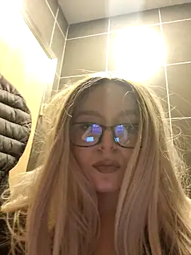 Snapshot of LineaDemie chatting on 10, 11, 2025 LineaDemie online show from 10, 11, 2025