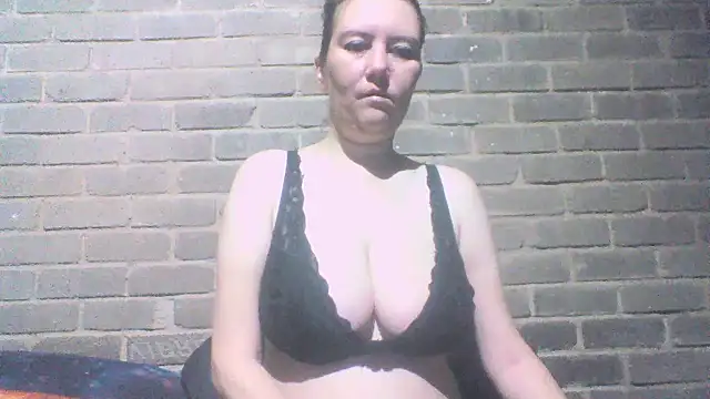 Snapshot of EksJouneMwah chatting on 18, 11, 2025 EksJouneMwah online show from 18, 11, 2025