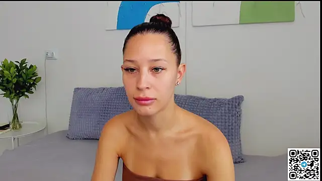 Snapshot of SelenaRousey chatting on 4, 7, 2026 SelenaRousey online show from 4, 7, 2026