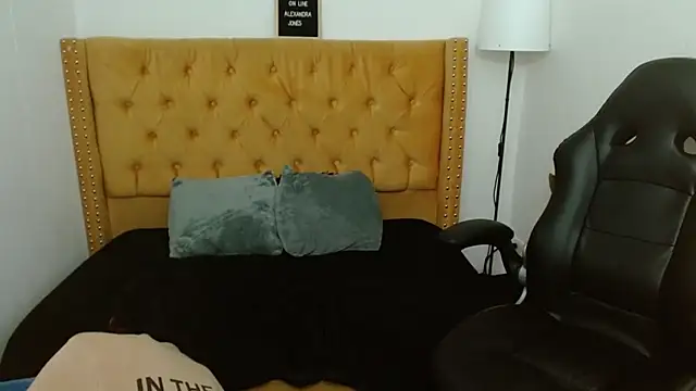 AlexandraJones  online show from 1, 3, 2025