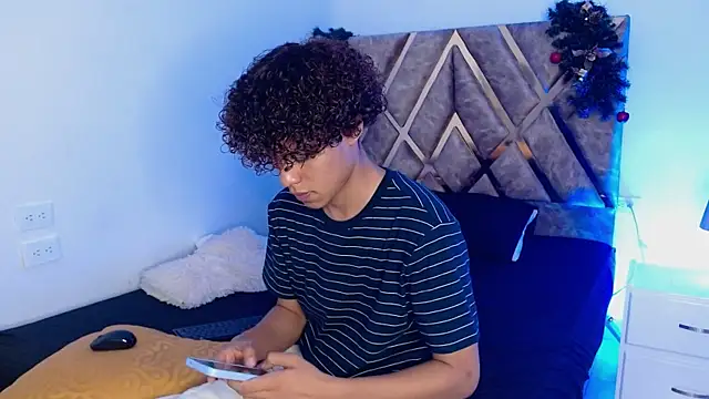 Snapshot of nickolas_moon chatting on 25, 12, 2024 nickolas moon online show from 25, 12, 2024