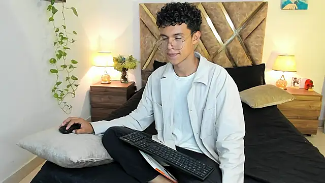 Snapshot of nickolas_moon chatting on 29, 10, 2025 nickolas moon online show from 29, 10, 2025