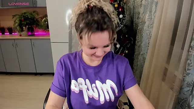 Snapshot of candy_queeen chatting on 21, 12, 2024 candy queeen online show from 21, 12, 2024