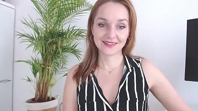 Snapshot of AliciaDesire chatting on 2, 2, 2026 AliciaDesire online show from 2, 2, 2026