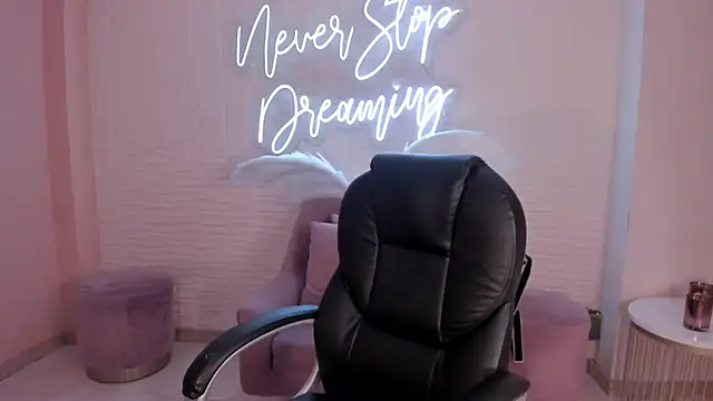 DolcieElliot online show from 18, 1, 2025