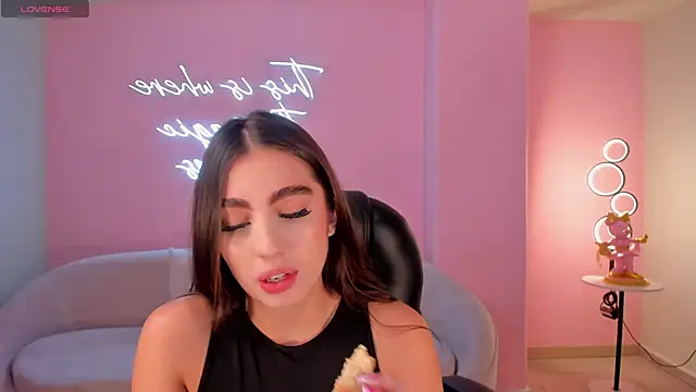 DolcieElliot online show from 25, 2, 2025