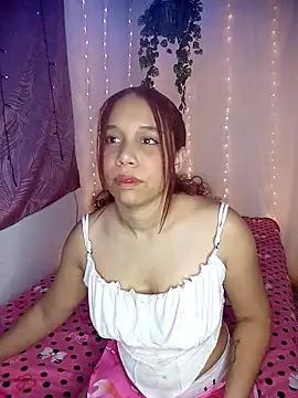 Snapshot of emma-19- chatting on 7, 5, 2026 emma-19- online show from 7, 5, 2026