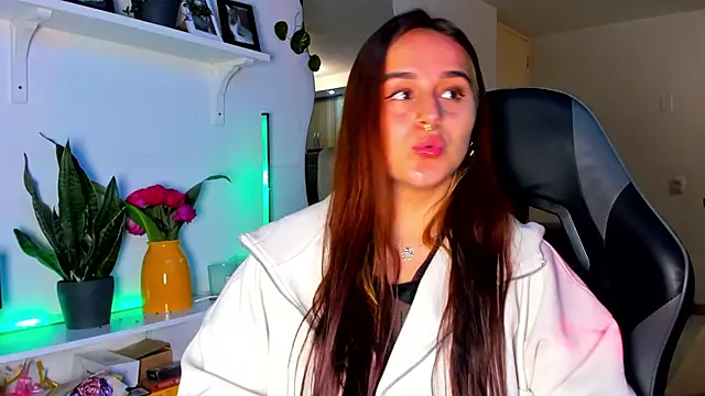 Snapshot of evy_orange1 chatting on 1, 4, 2026 evy orange1 online show from 1, 4, 2026