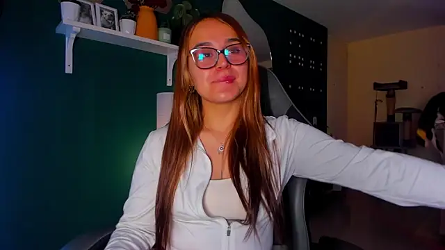 Snapshot of evy_orange1 chatting on 2, 7, 2026 evy orange1 online show from 2, 7, 2026