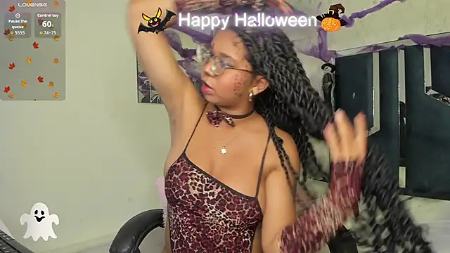 Snapshot of MilaHall_ chatting on 30, 10, 2025 MilaHall online show from 30, 10, 2025