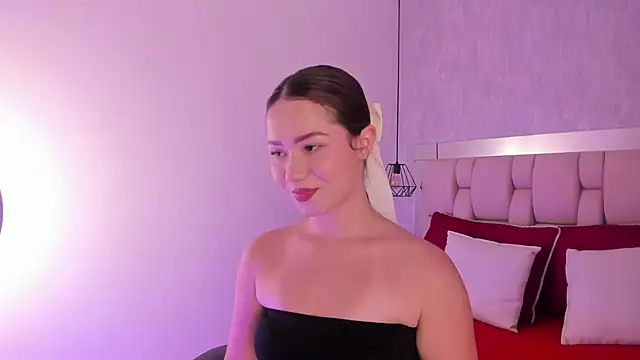 Snapshot of Roxie-Summers11 chatting on 3, 3, 2025 Roxie-Summers11 online show from 3, 3, 2025