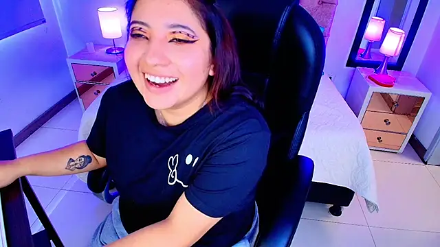 Snapshot of Emma_monserrat chatting on 14, 11, 2025 Emma monserrat online show from 14, 11, 2025