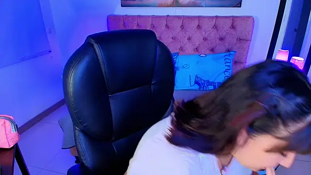 Snapshot of Emma_monserrat chatting on 21, 11, 2025 Emma monserrat online show from 21, 11, 2025