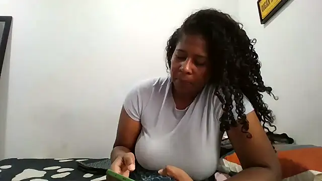 Snapshot of Ivon-09 chatting on 6, 2, 2026 Ivon-09 online show from 6, 2, 2026