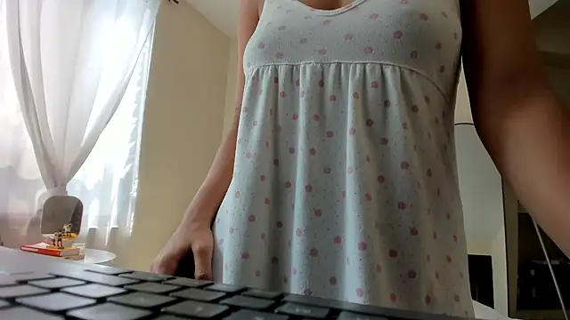 Snapshot of evely_coelloo chatting on 25, 11, 2025 evely coelloo online show from 25, 11, 2025