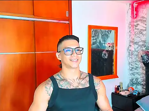 Snapshot of Aaron_Toy chatting on 7, 1, 2026 Aaron Toy online show from 7, 1, 2026