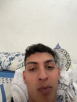 Snapshot of ValenSuarez25 chatting on 8, 8, 2026 ValenSuarez25 online show from 8, 8, 2026