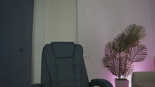 Yvonna One online show from 15, 4, 2026