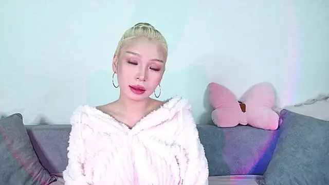 Snapshot of RileyMee chatting on 6, 1, 2025 RileyMee online show from 6, 1, 2025