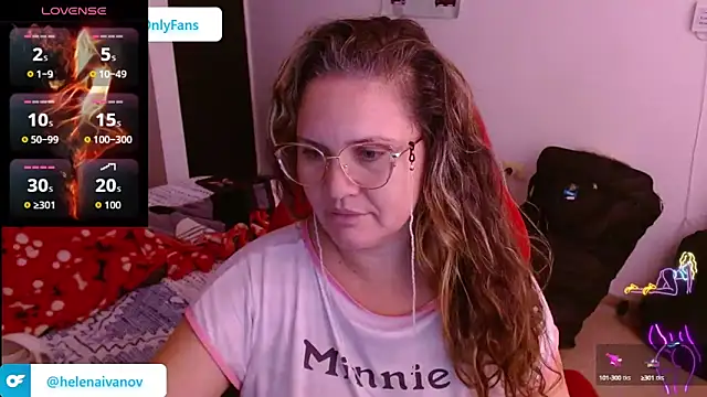 Snapshot of helenca43 chatting on 3, 10, 2025 helenca43 online show from 3, 10, 2025