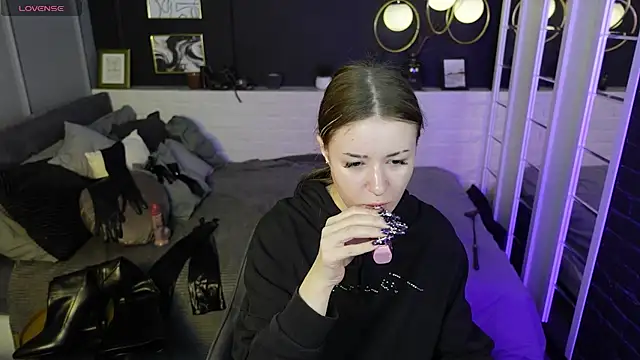 Snapshot of Lily_Moonlight chatting on 6, 3, 2025 Lily Moonlight online show from 6, 3, 2025