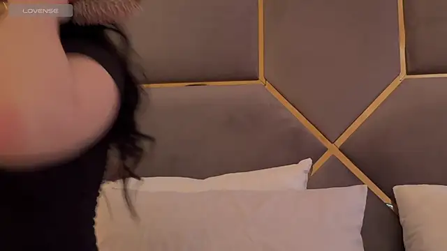 Snapshot of MENNDI chatting on 23, 4, 2026 MENNDI online show from 23, 4, 2026