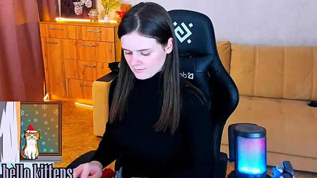 Snapshot of Lora_Cain chatting on 12, 12, 2024 Lora Cain online show from 12, 12, 2024