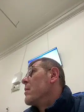 Snapshot of adrian90bi11 chatting on 25, 4, 2026 adrian90bi11 online show from 25, 4, 2026