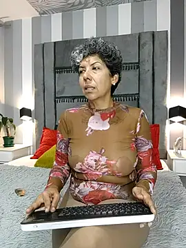 Julianewell online show from 25, 11, 2025