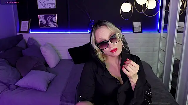 Snapshot of Queen_Anna_ chatting on 11, 1, 2025 Queen Anna online show from 11, 1, 2025