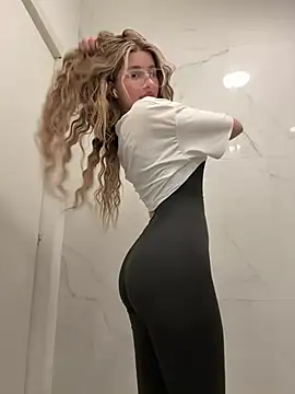 AvaShayy online show from 6, 3, 2025