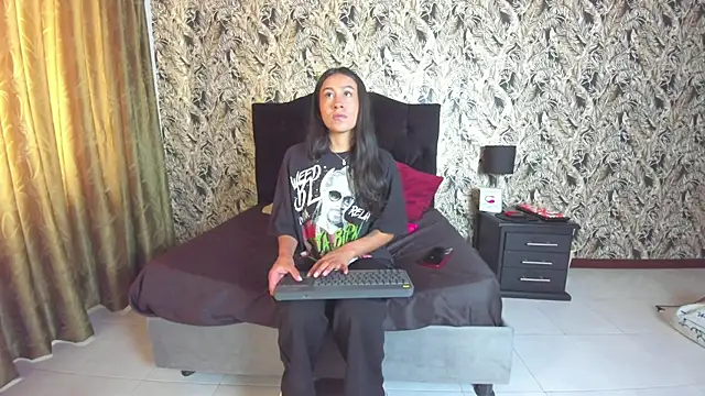 EmiGomez  online show from 5, 12, 2025