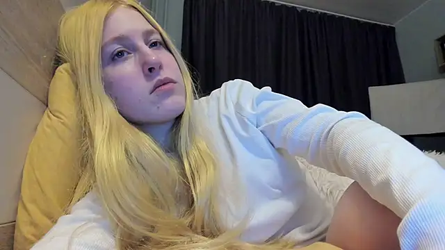 Snapshot of lola_forever chatting on 20, 12, 2024 lola forever online show from 20, 12, 2024