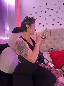 Snapshot of karenlennox1 chatting on 8, 3, 2026 karenlennox1 online show from 8, 3, 2026