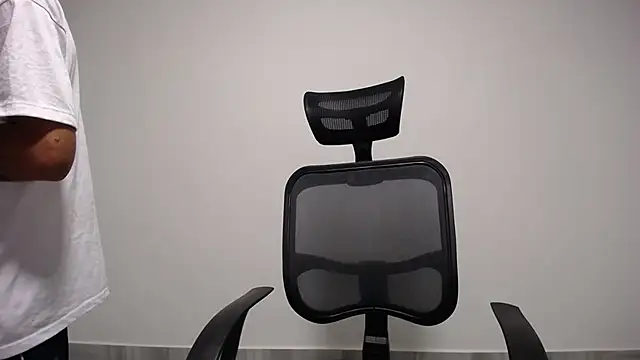 Snapshot of present_the_magic chatting on 4, 1, 2025 present the magic online show from 4, 1, 2025